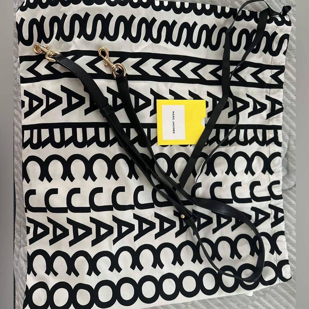 Marc Jacobs Black The Leather Tote Bag, Black Medium Size - Picture 4 of 14